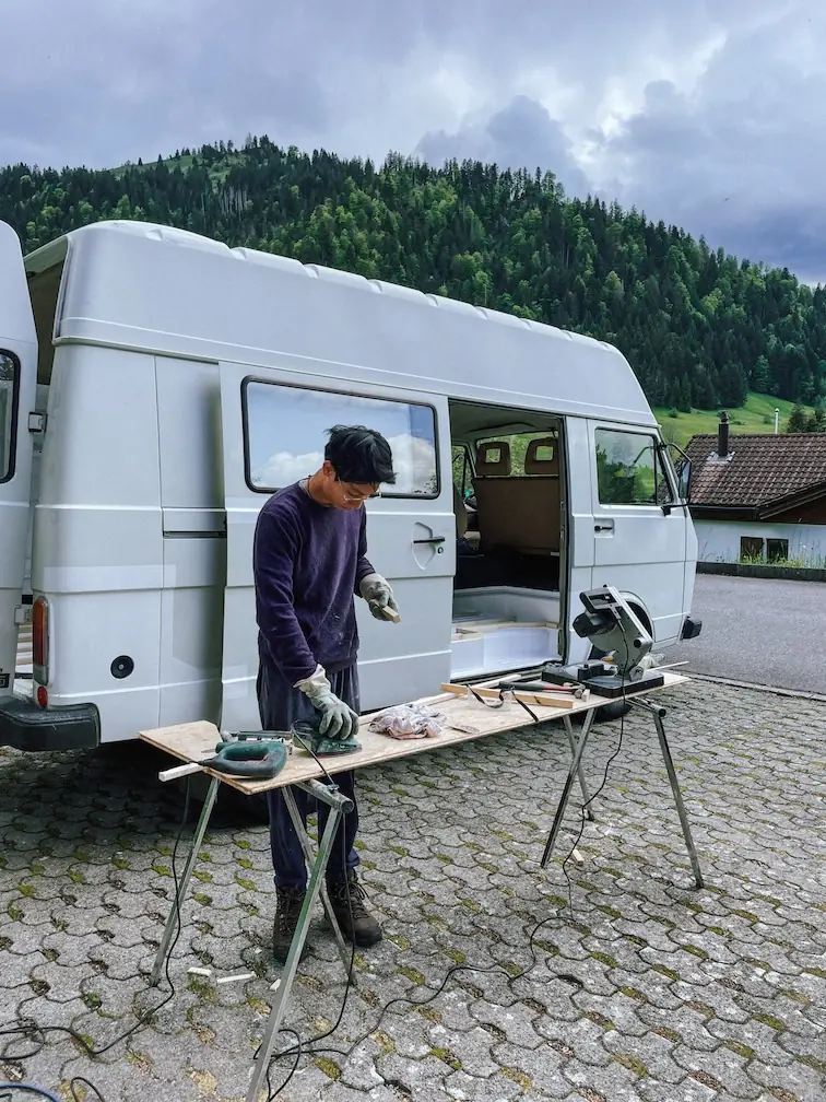 frank sawing in the parking lot next to humbär