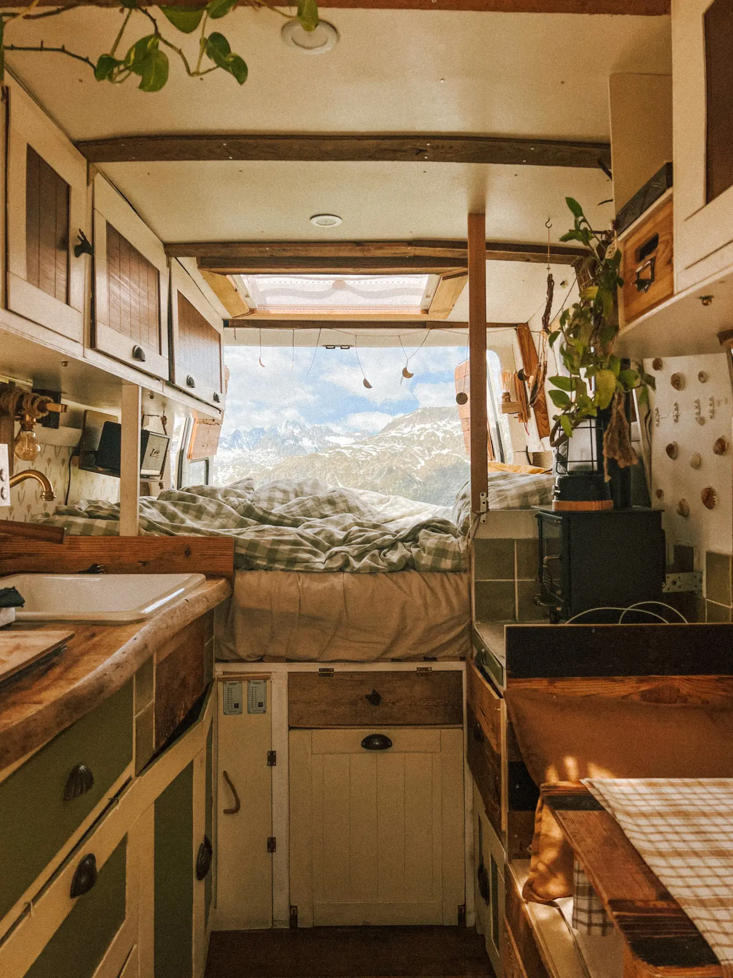 humbär's living room with a mountain view