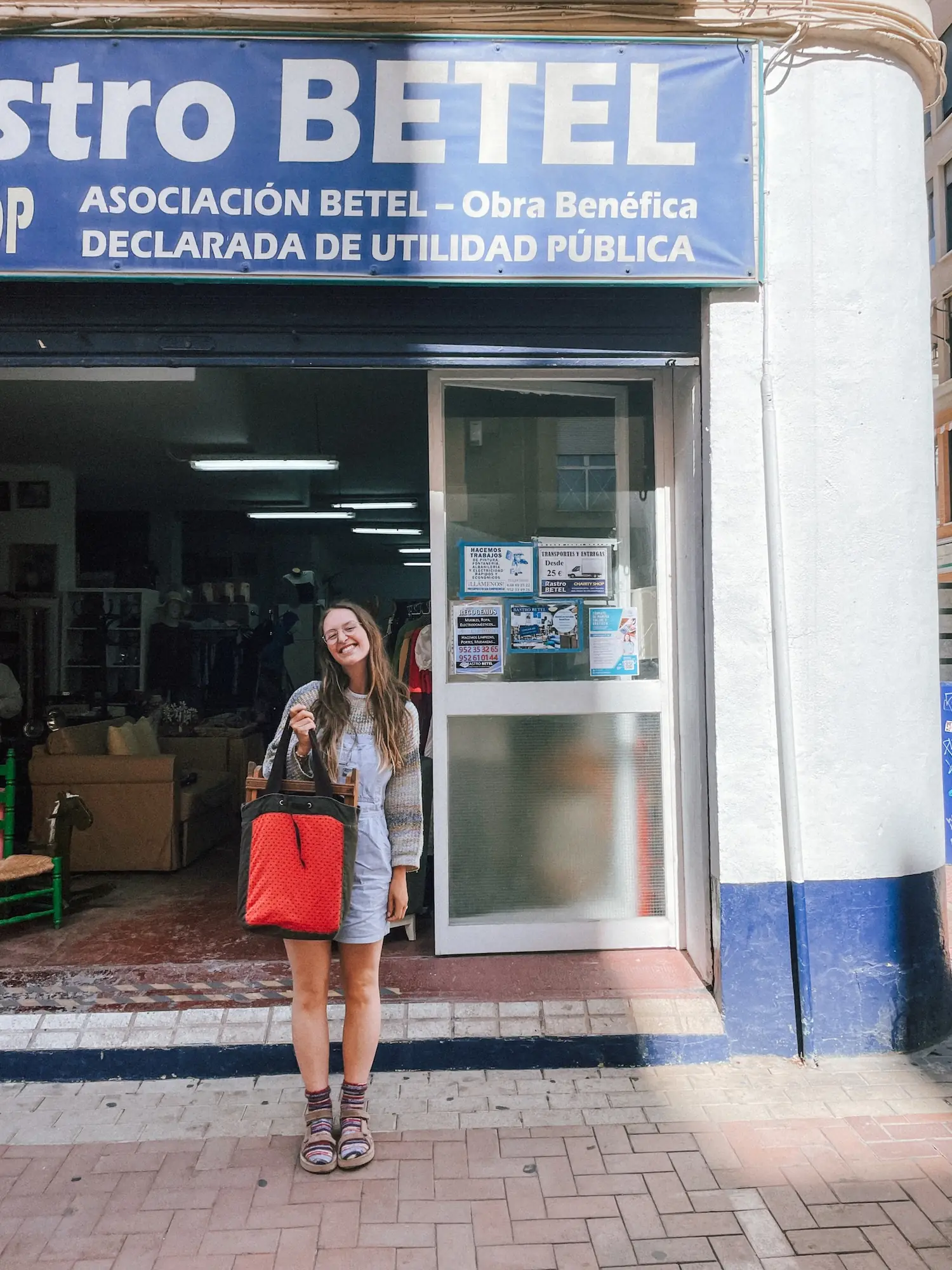evelyne outside a secondhand shop in málaga